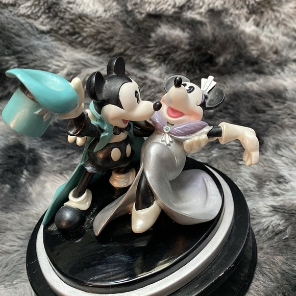 Mickey Minnie We're Steppin' Out!
Music Box Disney - Picture 14 of 17